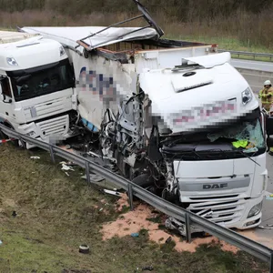 Der Unfall zwischen zwei Lkw auf der A7 bei Bad Bramstedt endete glimpflich – mit nur einer leicht verletzten Person.
