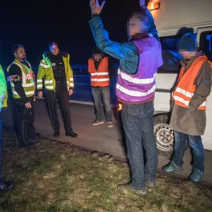 Polizisten mit den Aktivisten auf der A24.