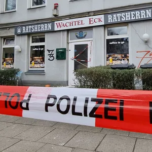 Absperrband der Polizei vor der Kneipe Wachtel Eck