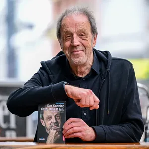 Der Autor und sein Werk: Rolf Fuhrmann mit seinem Buch „Der Kanzler, Otto, Oma & ich“