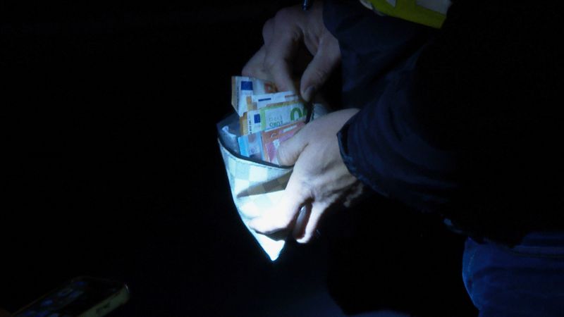 Die Fahrerin des Drogentaxis hat um die 1000 Euro dabei.