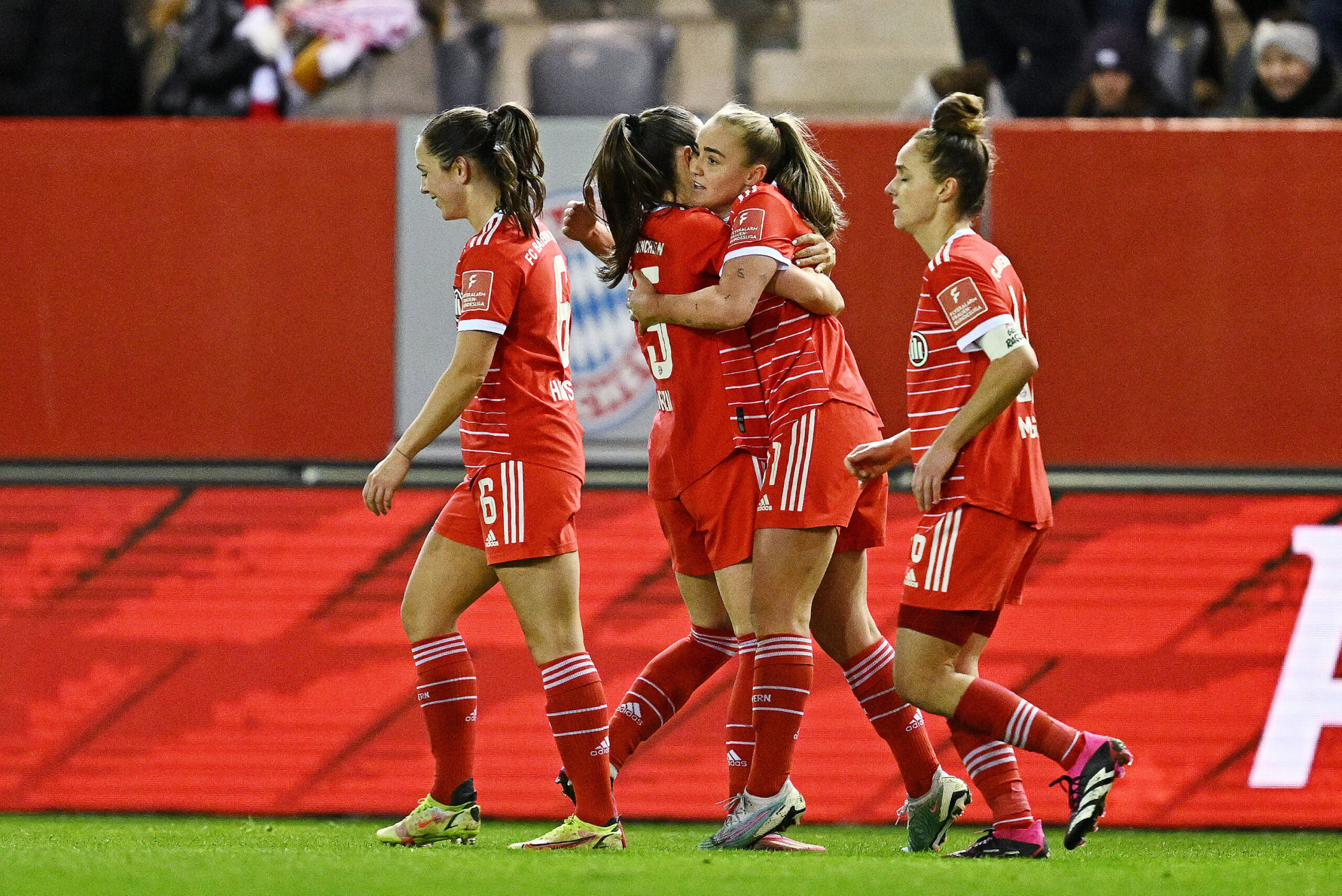 Tuva Hansen, Sarah Zadrazil, Torschützin Georgia Stanway und Lina Magull feiern das Tor der Bayern