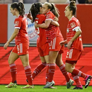 Tuva Hansen, Sarah Zadrazil, Torschützin Georgia Stanway und Lina Magull feiern das Tor der Bayern