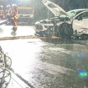 Polizei- und Feuerwehrkräfte am Unfallort. In dem weißen Mercedes saß eine fünfköpfige Familie.