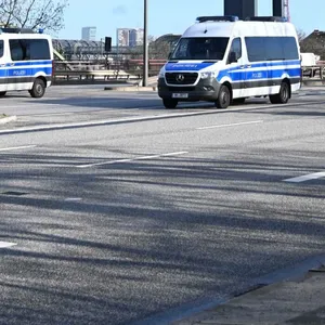 Mannschaftswagen der Polizei vor den Elbbrücken.