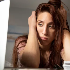 Immer mehr Arbeitnehmer:innen können ihre Jobs aufgrund psychischer Leiden nicht ausüben. (Symbolbild)
