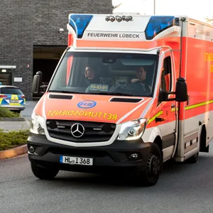 Kind findet benommene Mutter und wählt den Notruf