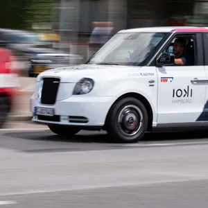 Vier Jahre lang düsten „Ioki”-Shuttle durch Lurup und Osdorf. Die Grünen wollen das Angebot auf andere Stadtteile ausweiten.