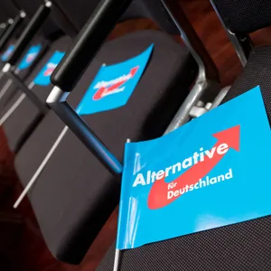AfD-Fähnchen auf Stühlen