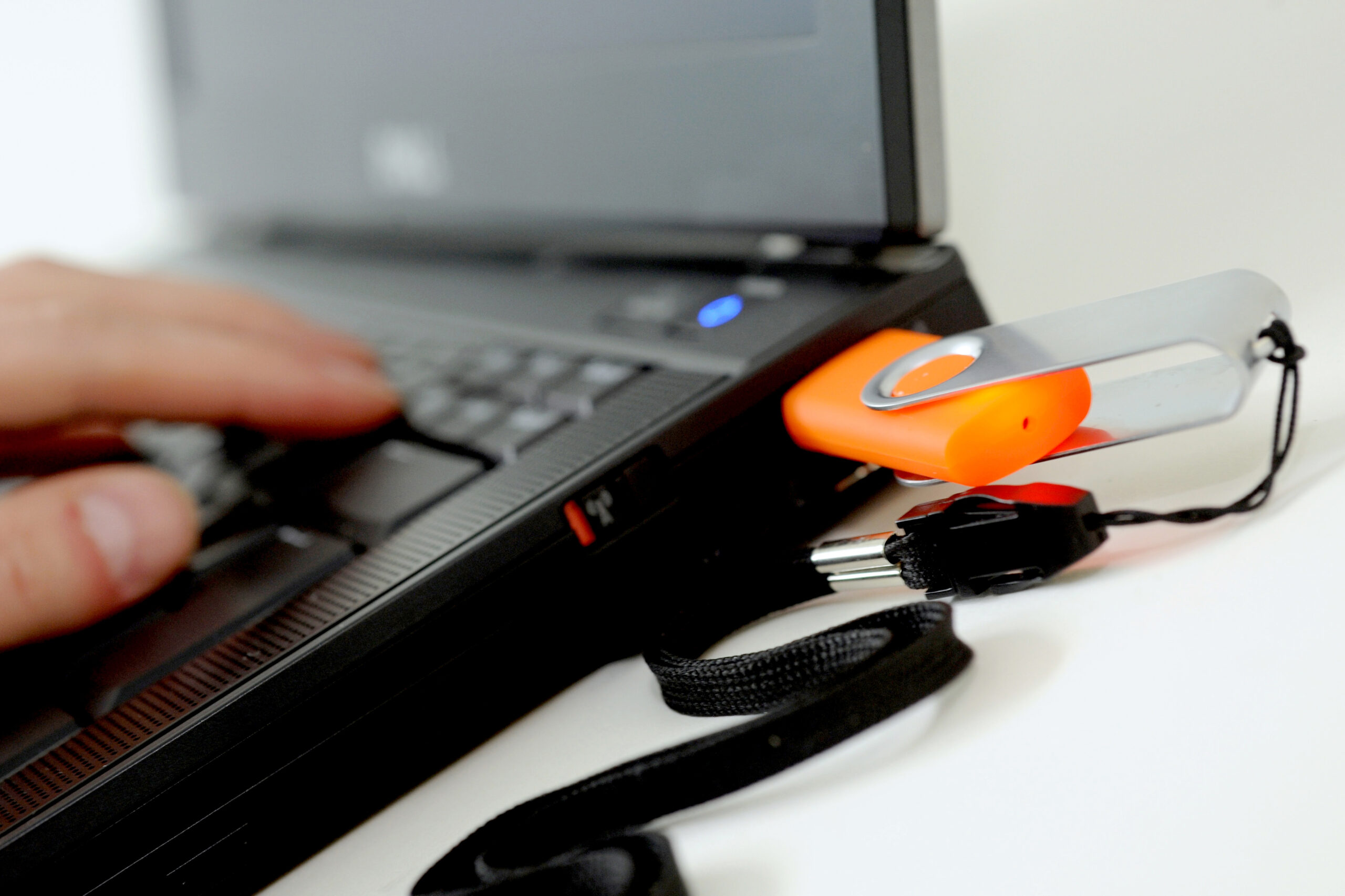 Ein USB-Stick steckt in einem Laptop