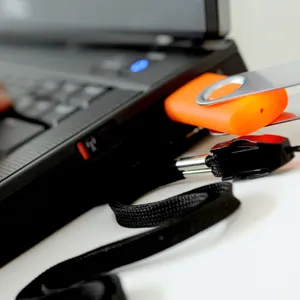 Ein USB-Stick steckt in einem Laptop