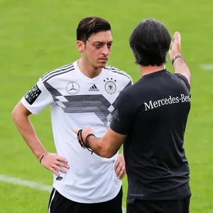 Mesut Özil und Joachim Löw im Trainingslager der deutschen Nationalmannschaft vor der WM 2018