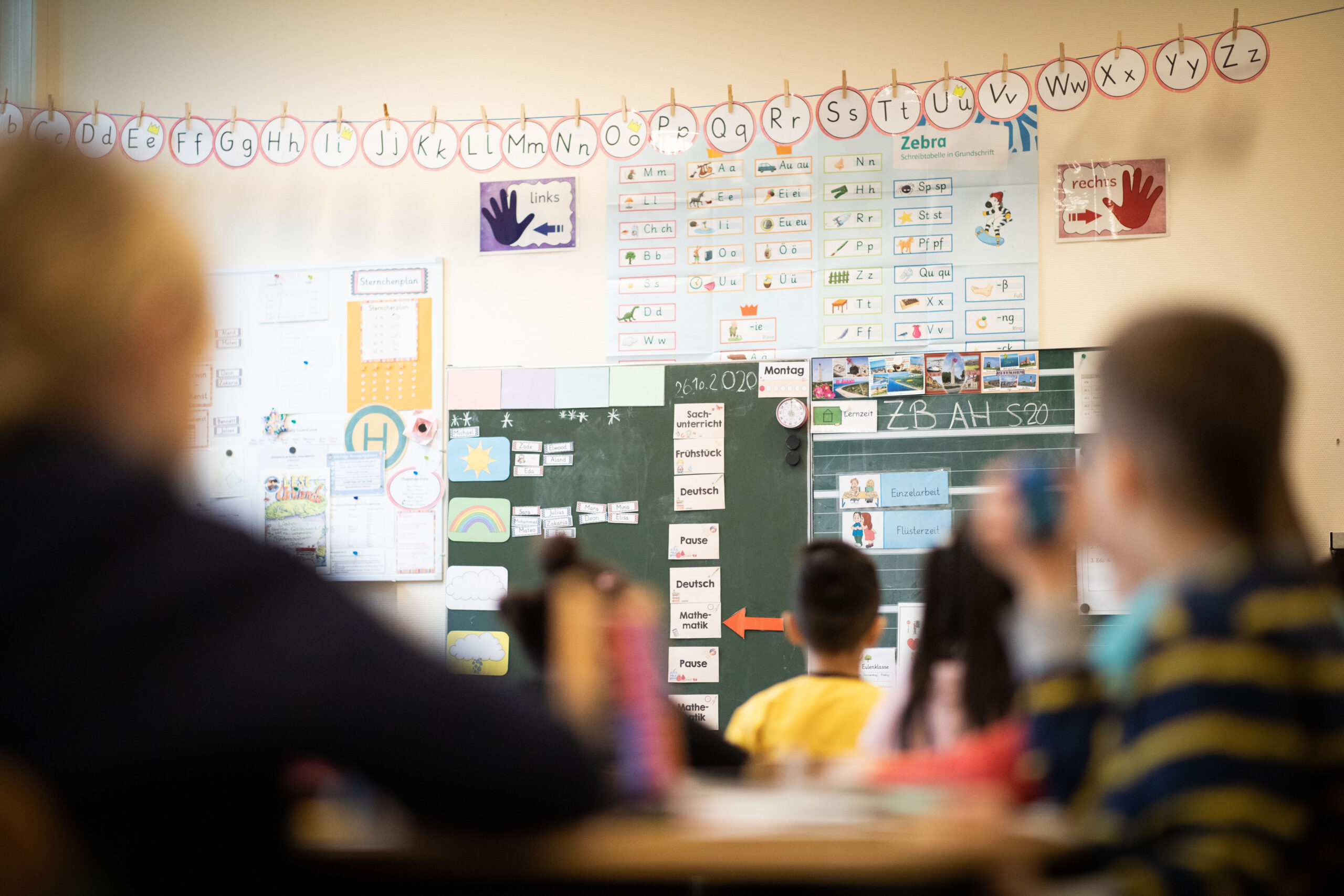 Schülerinnen und Schüler einer 2. Klasse in der Grundschule Hasselbrook sitzen in ihrem Klassenzimmer.