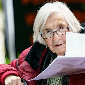 Esther Bejarano nahm noch wenige Wochen vor ihrem Tod im Juli 2021 an einer Leseaktion als Zeichen gegen Rechts teil. (Archivbild)