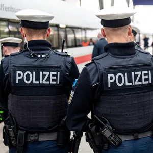 Zwei Bundespolizisten haben zwei Frauen in Neumünster geholfen, sich doch noch zu treffen. (Symbolbild)