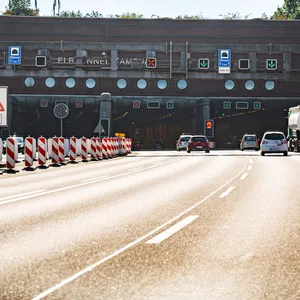Zufahrt auf der Autobahn 7 auf das Nordportal des Elbtunnels.