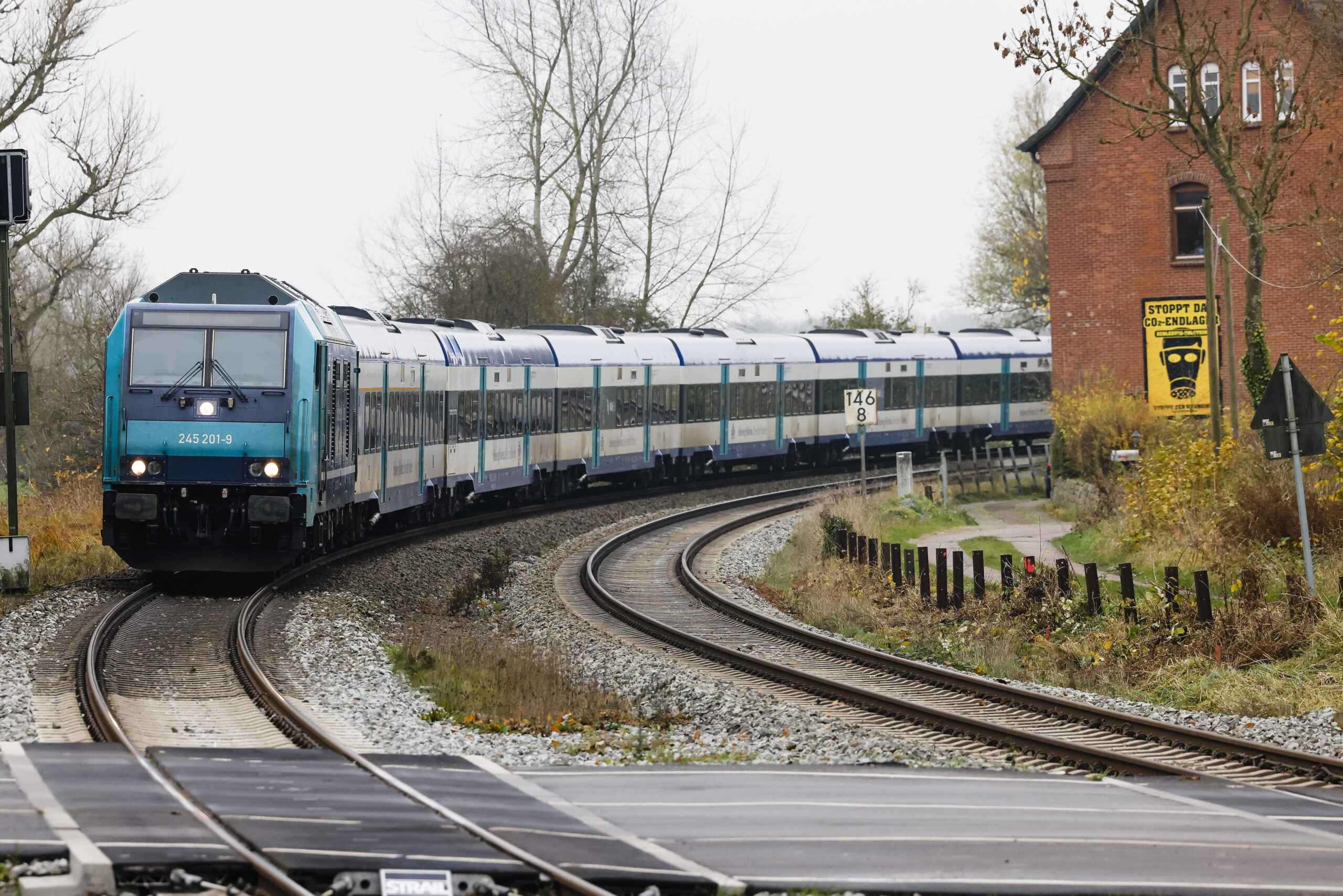 Ein Regionalexpress fährt auf der Marschbahnstrecke durch Friedrichstadt in Richtung Westerland