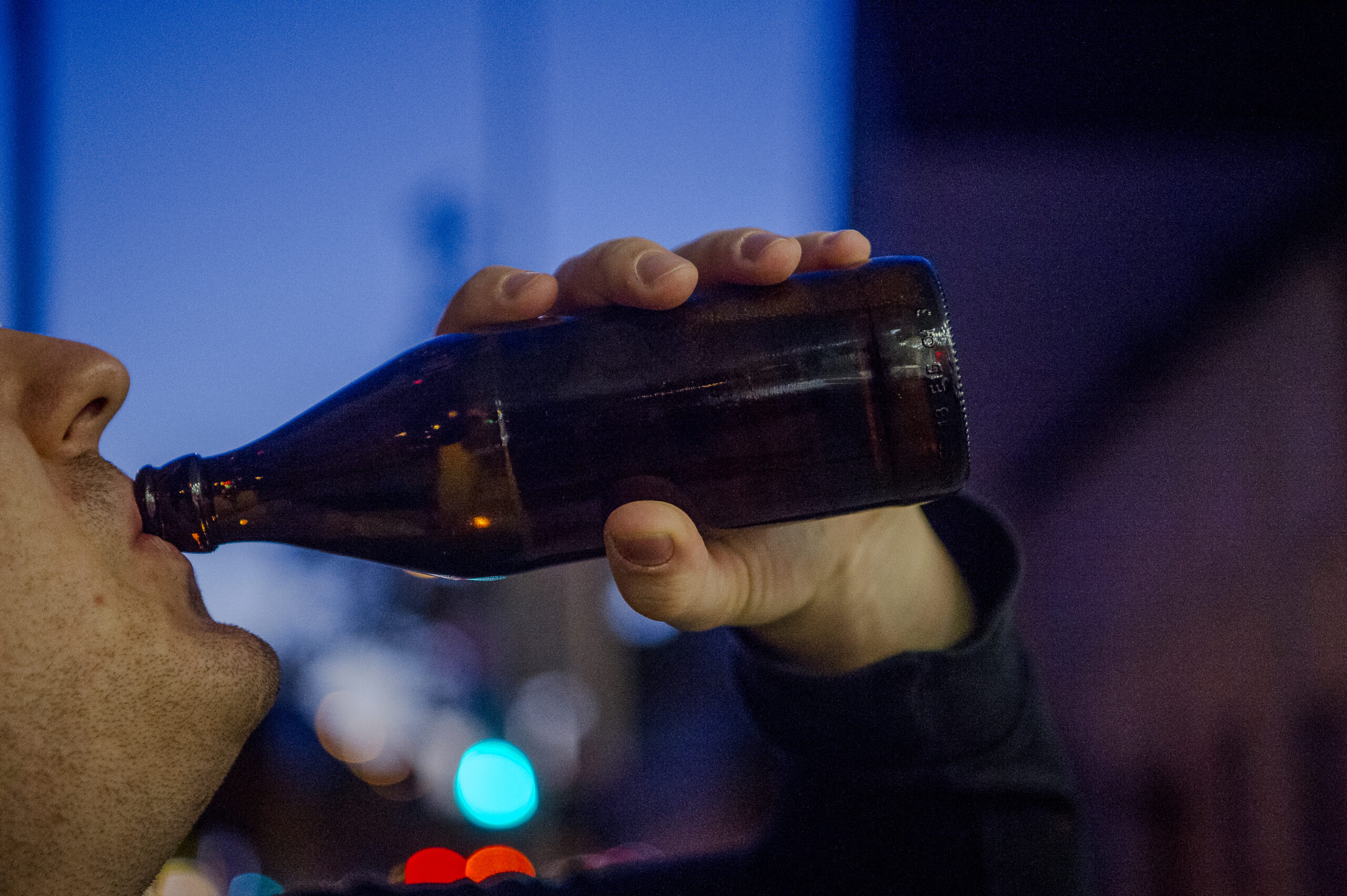 Ein Mann trinkt eine Flasche Bier (Symbolfoto).
