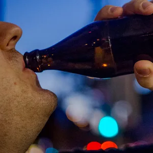 Ein Mann trinkt eine Flasche Bier (Symbolfoto).