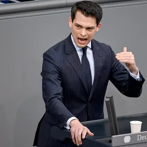 Christoph Ploß (CDU/CSU) im Bundestags zu den Abgeordneten.