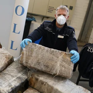 Polizei und Zoll präsentieren in Hamburg immer wieder stolz sichergestellte Drogen. (Archivbild)
