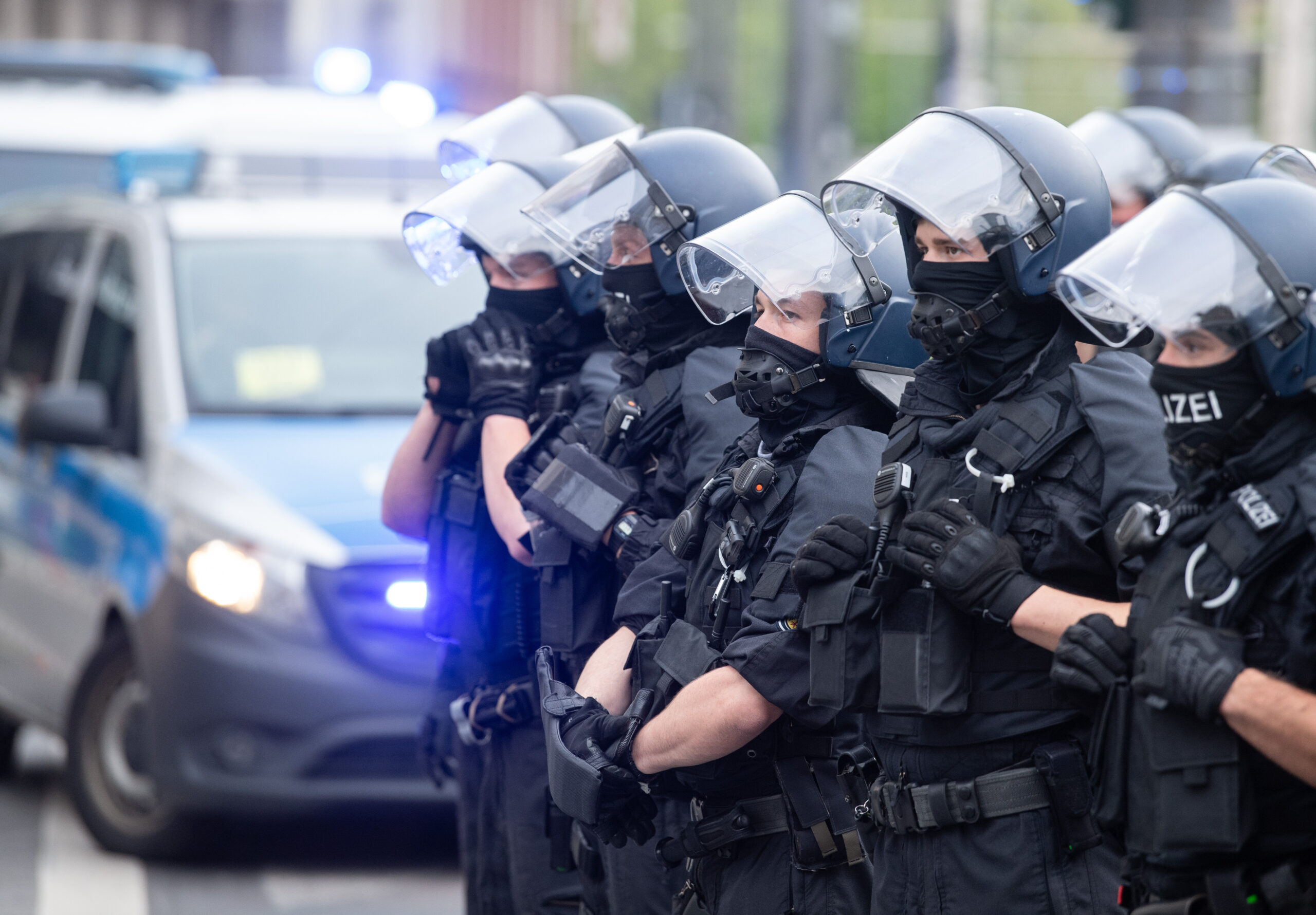 Die Polizei hat in der Nacht auf Sonntag in Neumünster ein Rechtsrock-Konzert mit bis zu 400 Teilnehmern verhindert.