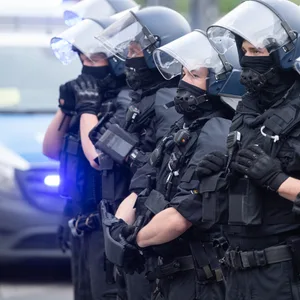 Die Polizei hat in der Nacht auf Sonntag in Neumünster ein Rechtsrock-Konzert mit bis zu 400 Teilnehmern verhindert (Archivbild).