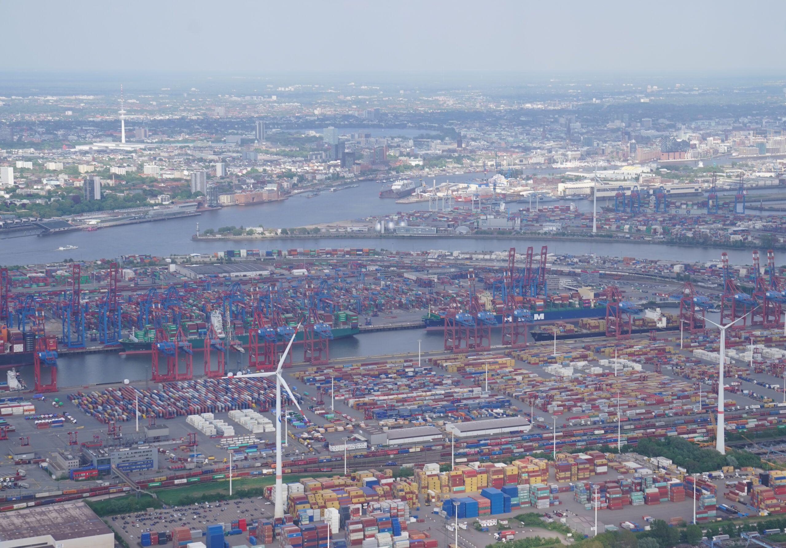 Blick auf Containerterminals und Werften im Hamburger Hafen.