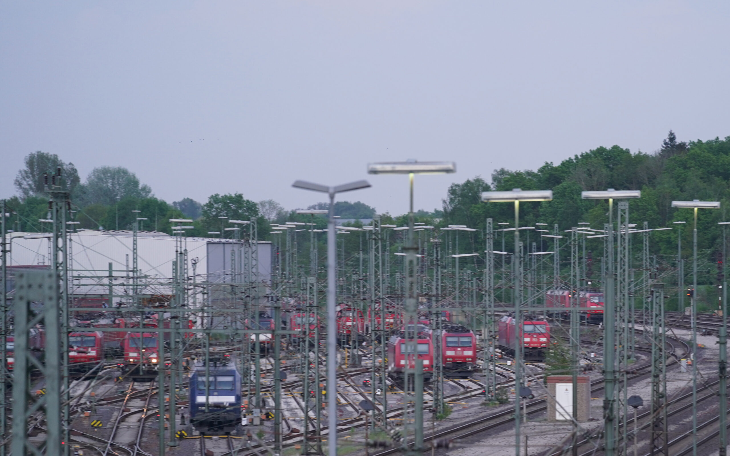 Güterzüge stehen auf dem Rangierbahnhof Maschen.