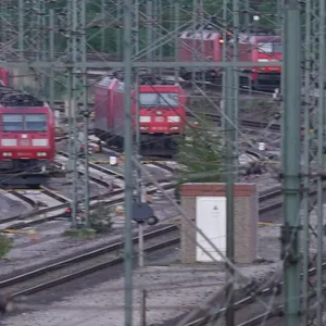 Güterzüge stehen auf dem Rangierbahnhof Maschen.