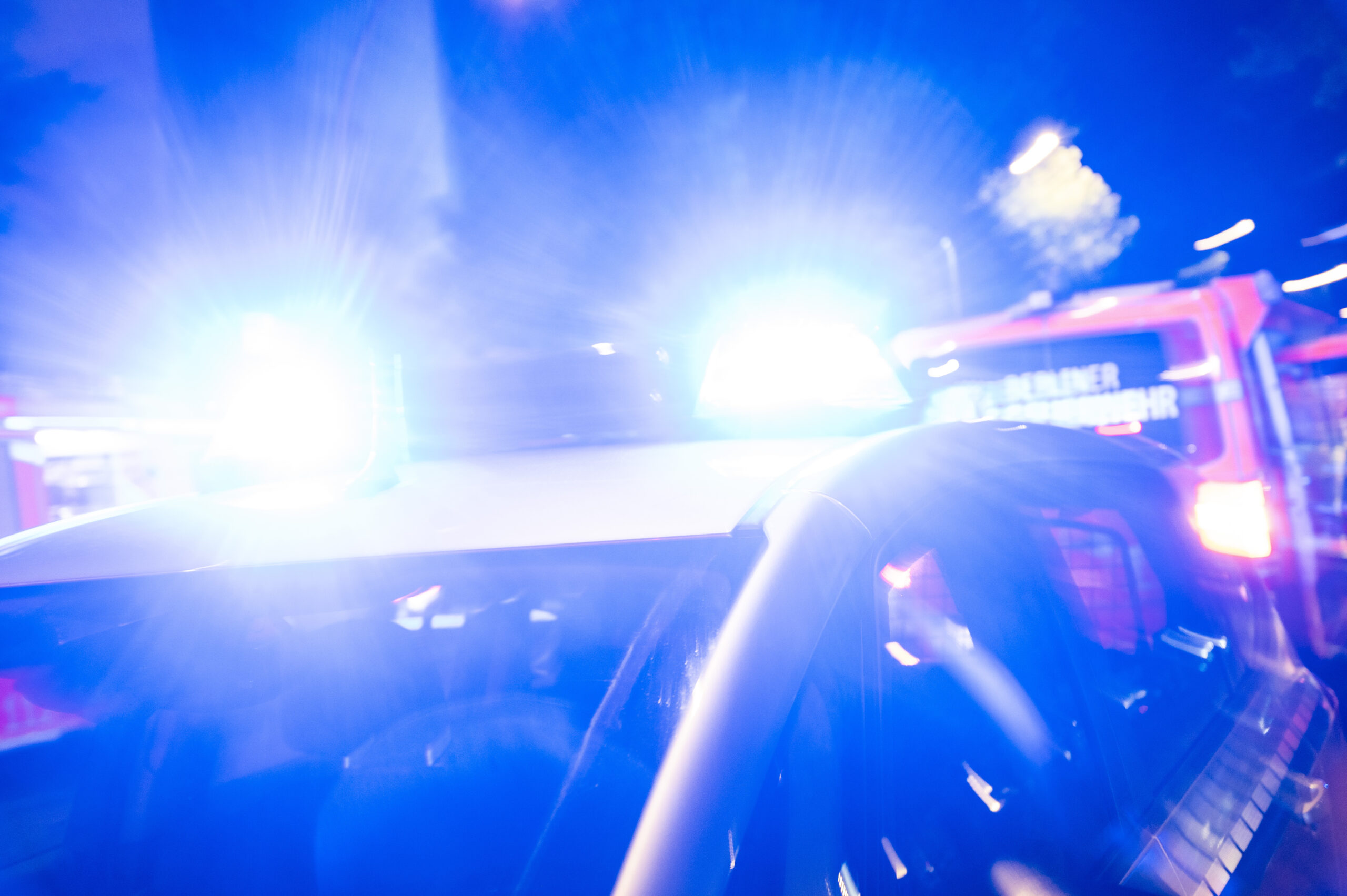 Zwei Mädchen sind angeklagt, weil sie versucht haben sollen, eine 14-Jährige von einem Parkhausdach zu stoßen – wegen eines Handys.