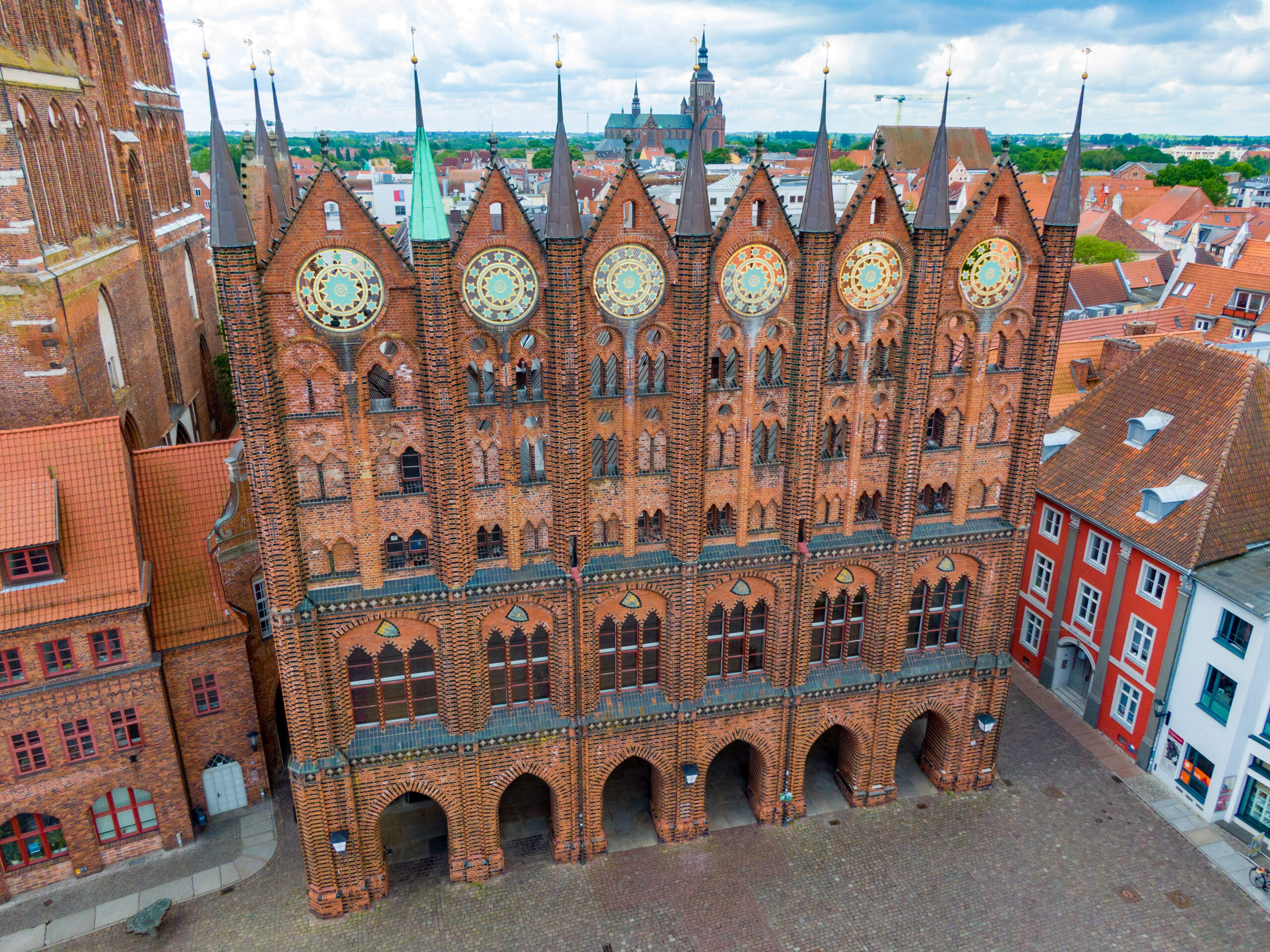 Blick auf die Schaufassade des Stralsunder Rathauses am Alten Markt.