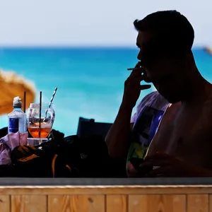 Mallorca: Ein Mann raucht in einer Strandbar eine Zigarette