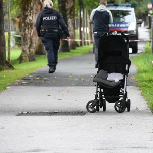 Polizisten sind am Unglücksort im Einsatz.