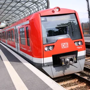 Eine S-Bahn fährt durch den Bahnhof Elbbrücken. (Symbolbild)