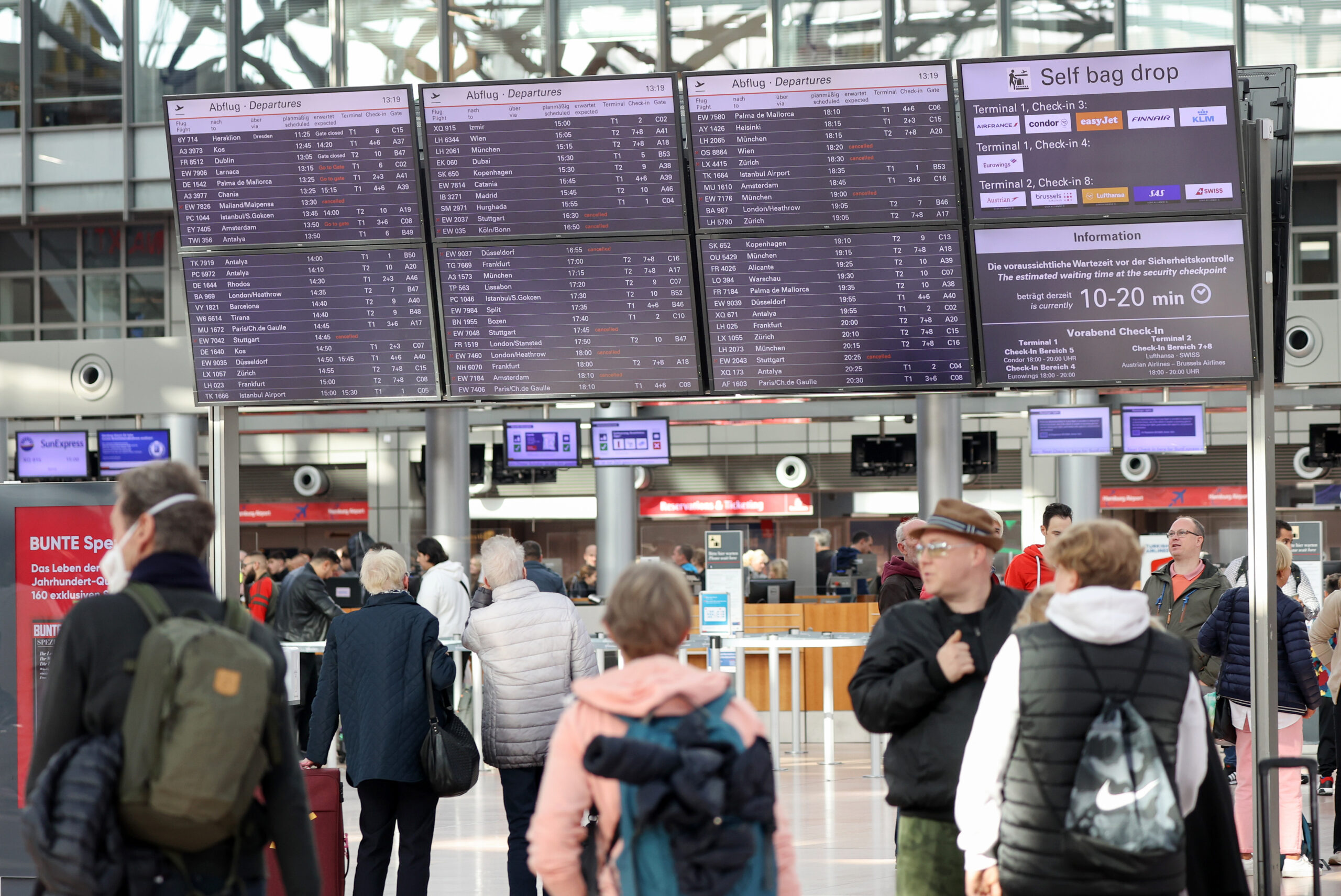 Auf Anzeigetafeln werden auf dem Flughafen Hamburg Flugausfälle angekündigt.