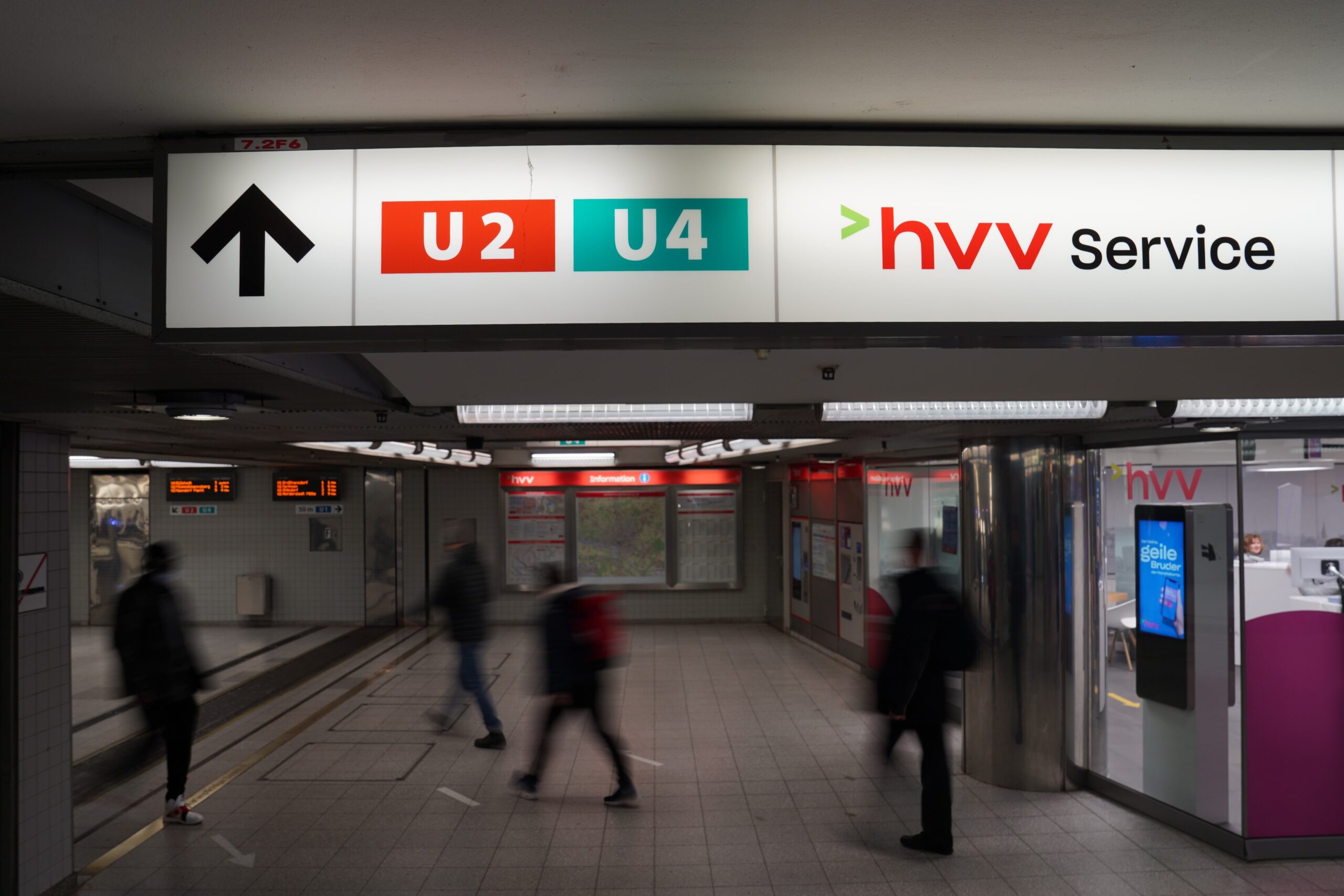 Schild zu den Bahnsteigen der U2- und U4