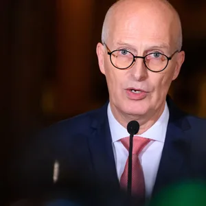 Peter Tschentscher (SPD), Erster Bürgermeister von Hamburg, gibt ein Statement.