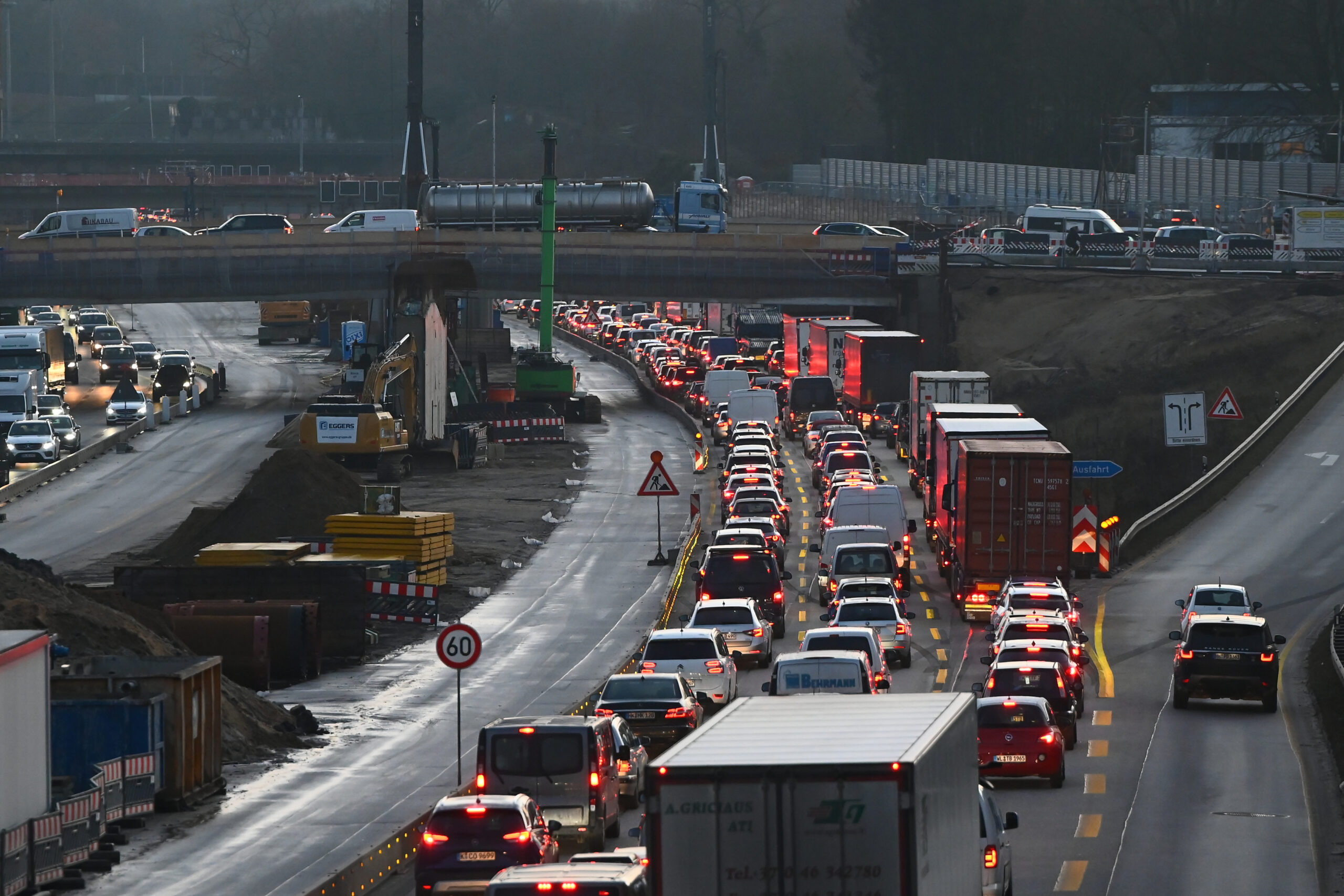 Die Autobahn GmbH des Bundes will Tunnelsperrungen während der Verkehrs-Warnstreiks am Montag vermeiden (Archivbild).