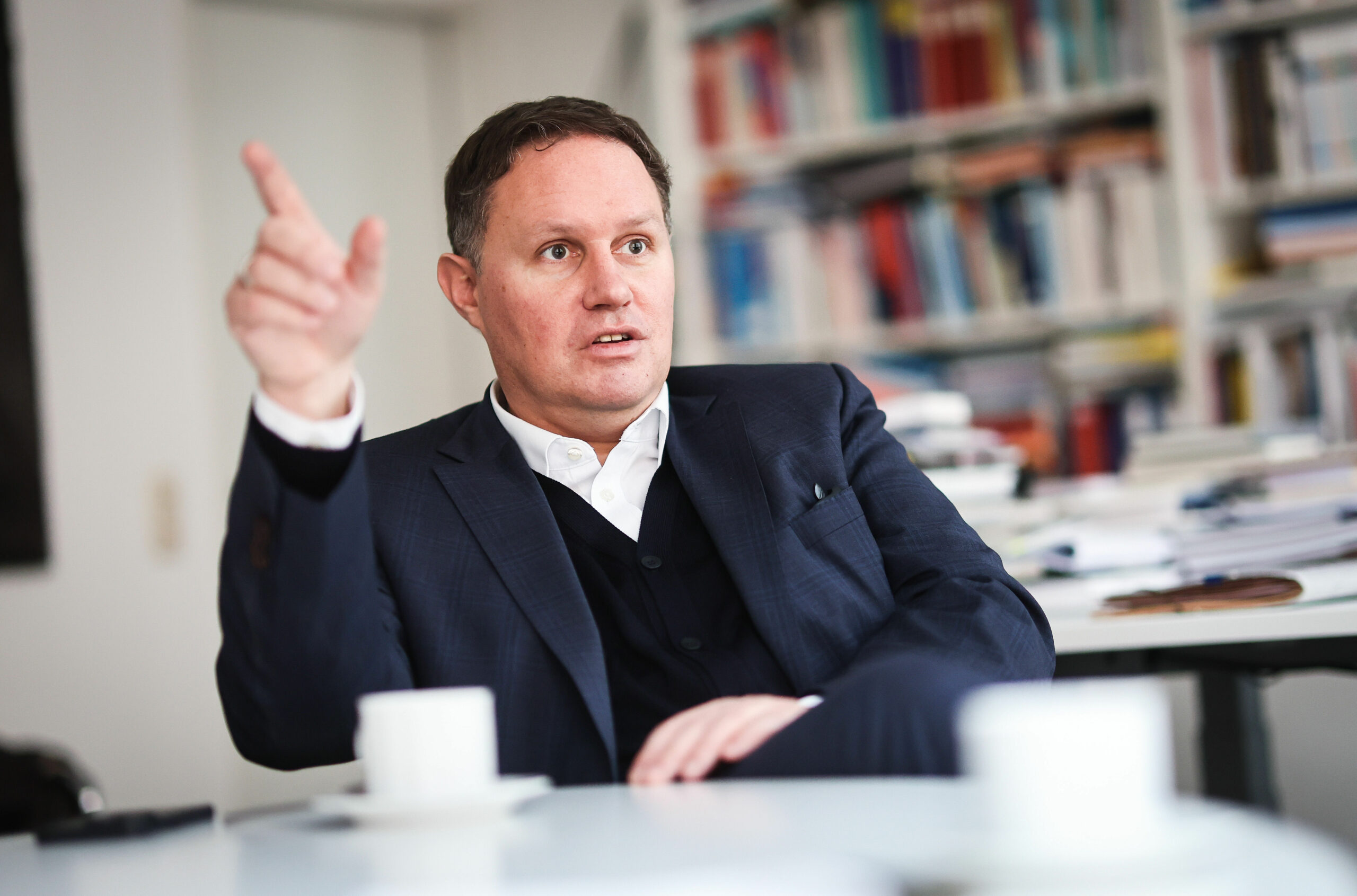 Carsten Brosda (SPD), Senator für Kultur und Medien in Hamburg, spricht in seinem Büro bei einem Interview.