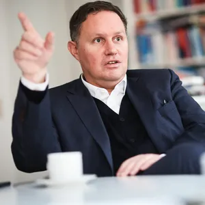 Carsten Brosda (SPD), Senator für Kultur und Medien in Hamburg, spricht in seinem Büro bei einem Interview.