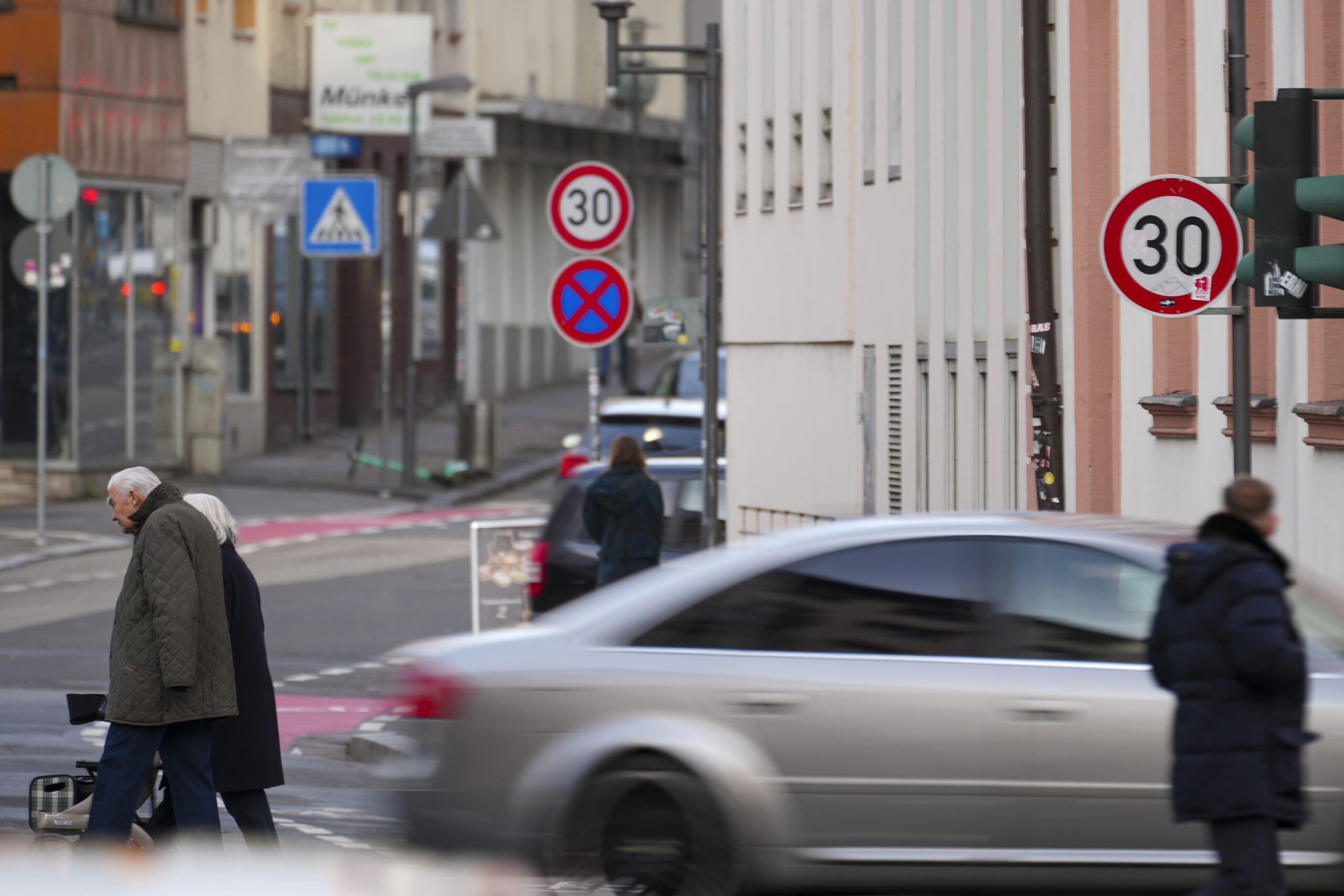 Tempo-30-Schilder stehen neben einer Straße. Niedersachsen führt eine Initiative unter den Ländern an, die entsprechende Regelungen erleichtern will. (Symbolbild)