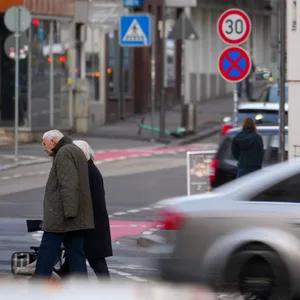Tempo-30-Schilder stehen neben einer Straße. Niedersachsen führt eine Initiative unter den Ländern an, die entsprechende Regelungen erleichtern will. (Symbolbild)