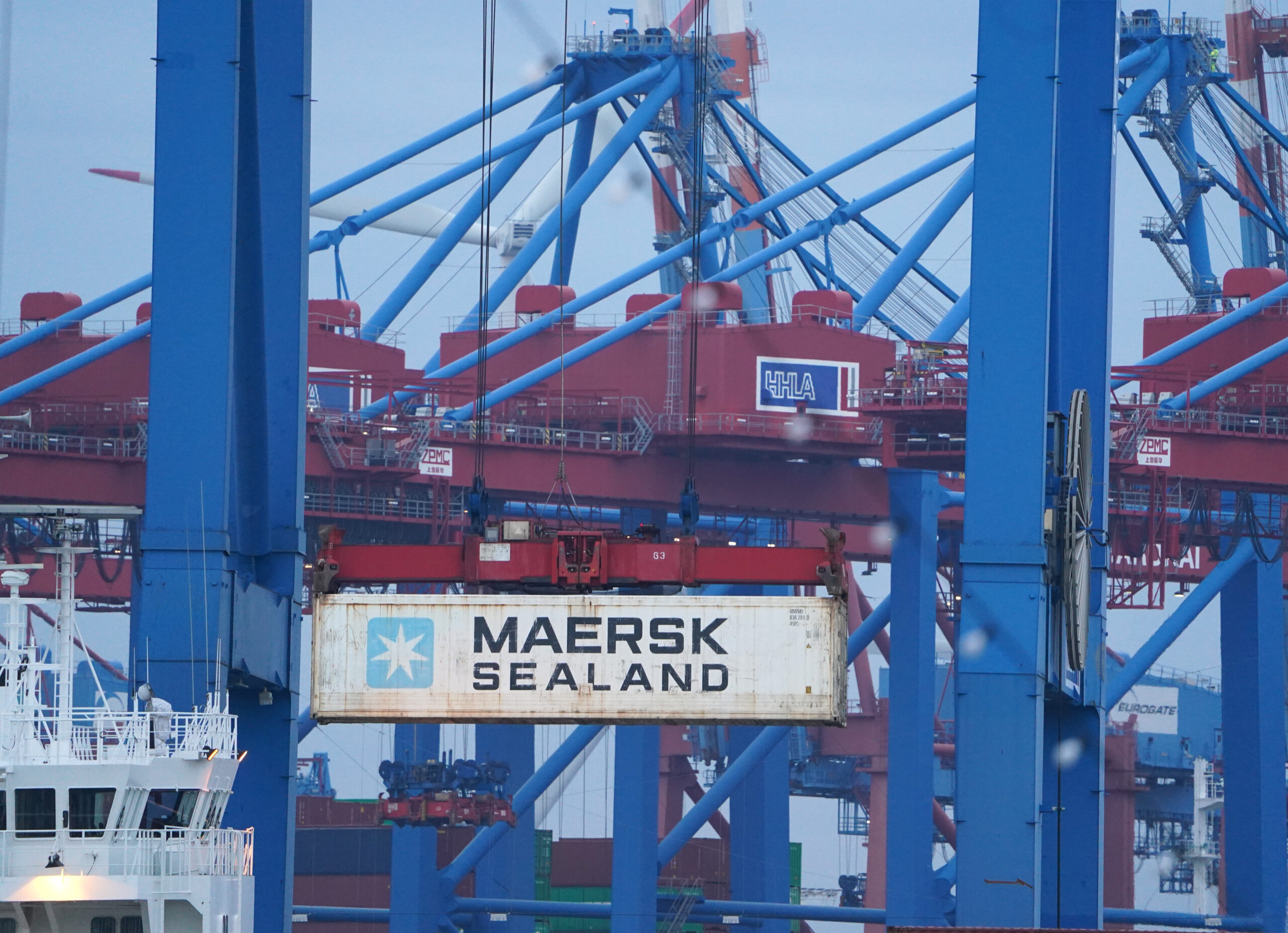 Ein Containerschiff liegt am Container Terminal Burchardkai im Hafen. (Symbolbild)