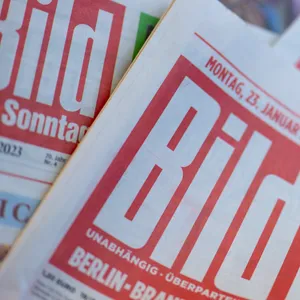 Papierausgaben der Zeitungen «Bild» und «Bild am Sonntag» liegen auf einem Tisch.