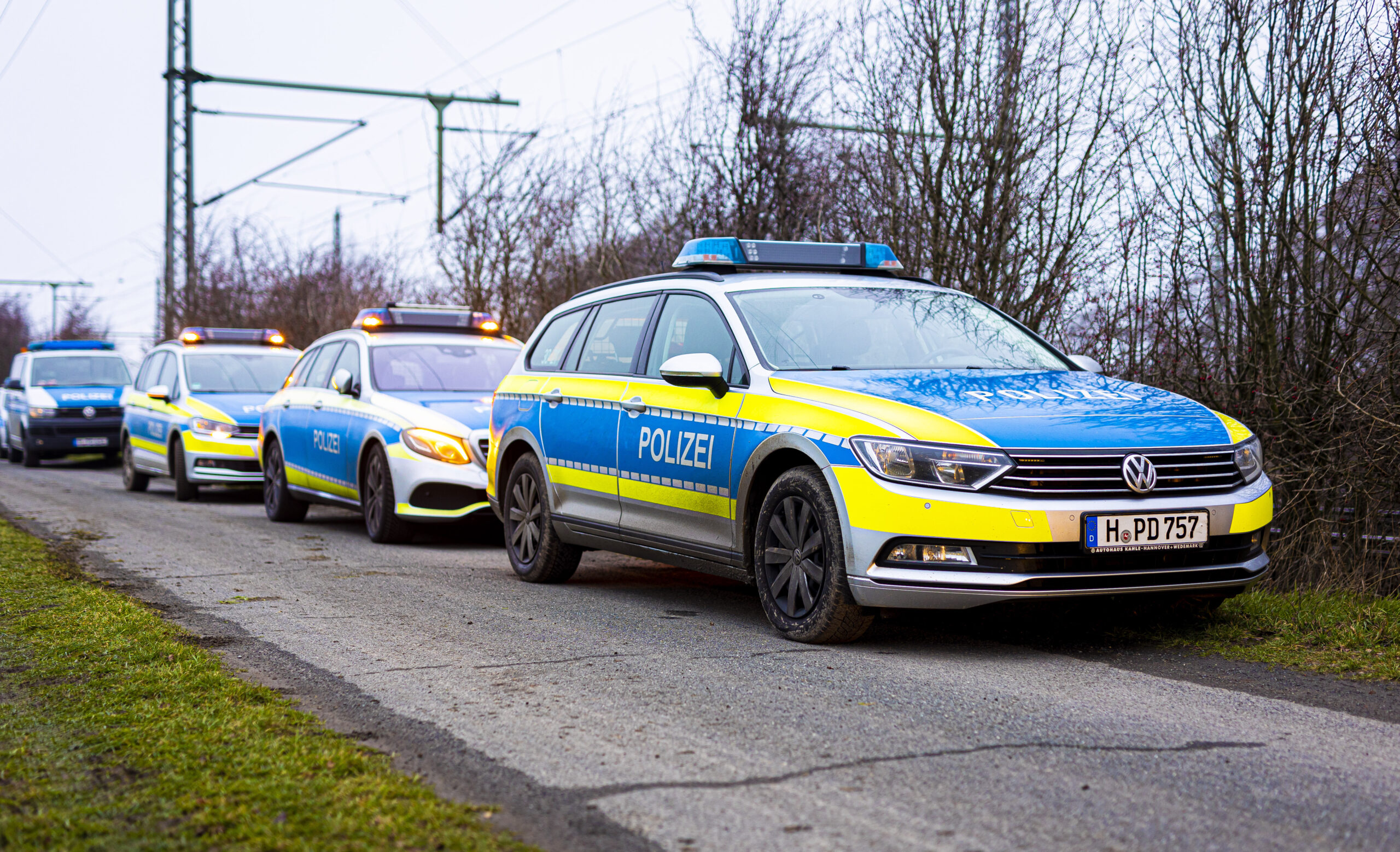 Einsatzfahrzeuge der Polizei Hannover stehen am Straßenrand. (Symbolbild)