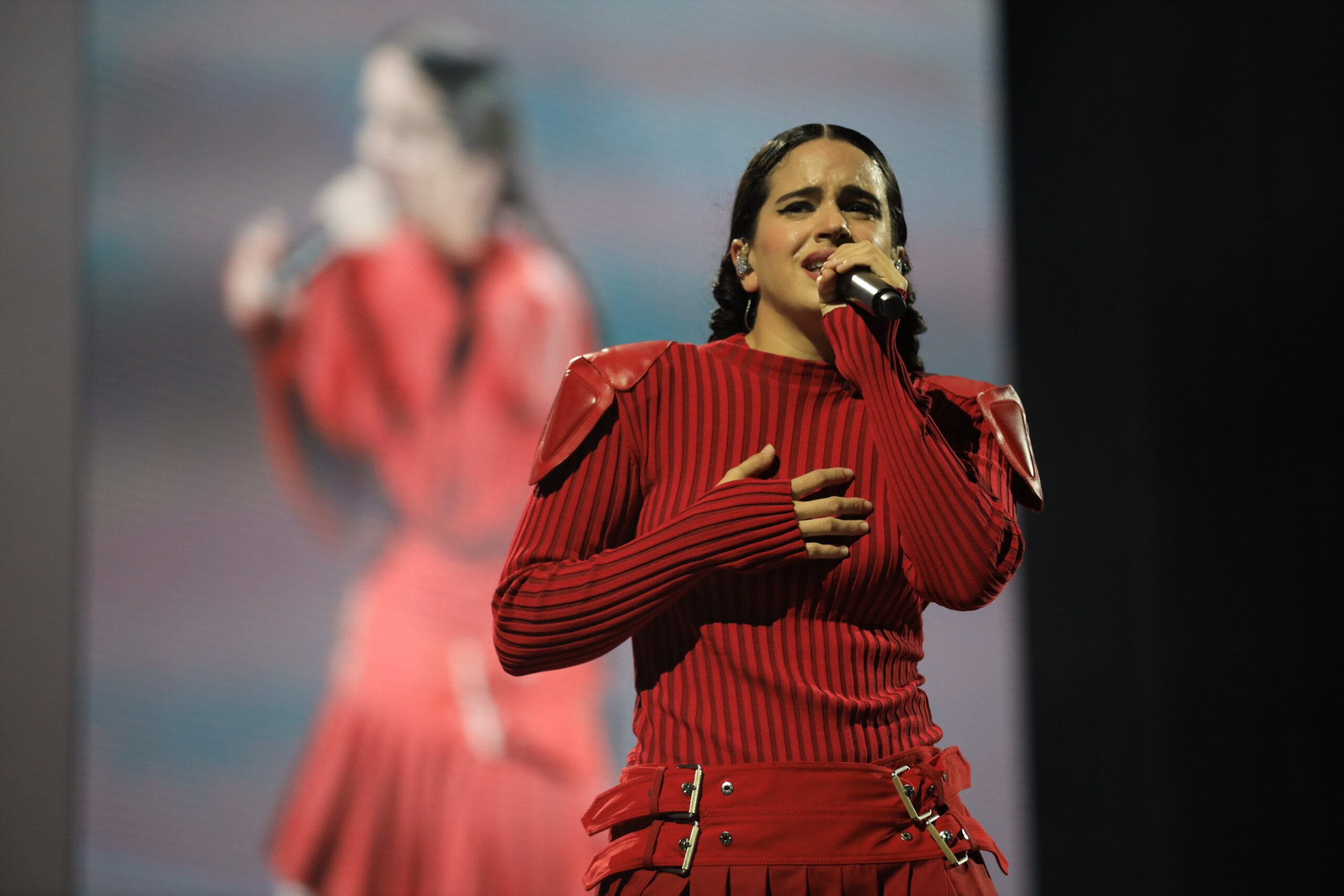 Spanische Sängerin Rosalia bei einem Auftritt