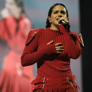Spanische Sängerin Rosalia bei einem Auftritt