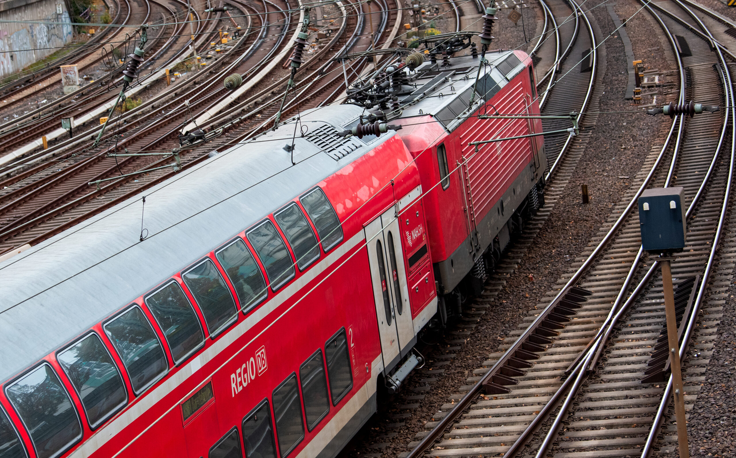 Eine Regionalbahn der Deutschen Bahn fährt aus dem Hauptbahnhof aus.