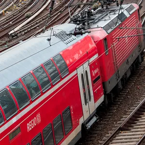 Eine Regionalbahn der Deutschen Bahn fährt aus dem Hauptbahnhof aus.